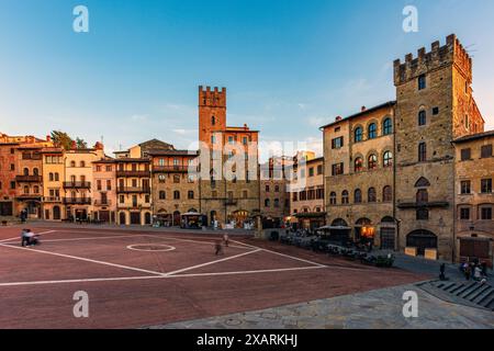 Warmes Licht des Abends auf dem Hauptplatz der Stadt Arezzo. Foto am 27. Oktober 2023 in Arezzo, Toskana, Italien. Stockfoto