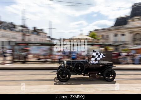 Le Mans, Frankreich, 08. Juni 2024Bentley Speed 8 während der 92. Ausgabe der 24 Stunden von Le Mans, 4. Runde der FIA WEC-Weltmeisterschaft 2024, Parade im Stadtzentrum von Le Mans, Place de la République, 08. Juni 2024 in Le Mans, Frankreich. Foto Kristof Vermeulen/MPS Agentur Credit MPS Agentur/Alamy Live News Stockfoto