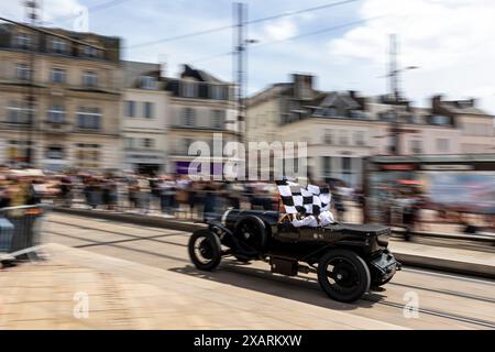 Le Mans, Frankreich, 08. Juni 2024Bentley Speed 8 während der 92. Ausgabe der 24 Stunden von Le Mans, 4. Runde der FIA WEC-Weltmeisterschaft 2024, Parade im Stadtzentrum von Le Mans, Place de la République, 08. Juni 2024 in Le Mans, Frankreich. Foto Kristof Vermeulen/MPS Agentur Credit MPS Agentur/Alamy Live News Stockfoto