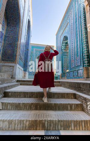 Frau Tourist im Komplex der Mausoleen Shahi Zinda in Samarkand, Usbekistan Stockfoto