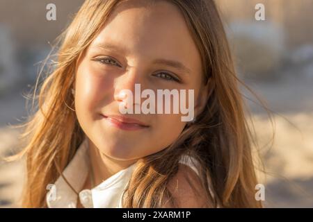 Ein fesselndes Porträt eines schönen jungen Mädchens mit langen blonden Haaren und leuchtend grünen Augen. Stockfoto