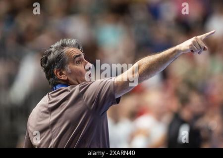 Köln, Deutschland. Juni 2024. Handball: Champions League, FC Barcelona - THW Kiel, Endrunde, Finale vier, Halbfinale, Lanxess Arena. Barcelona-Trainer Antonio Carlos Ortega Perez gestikuliert auf der Touchline. Quelle: Marius Becker/dpa/Alamy Live News Stockfoto