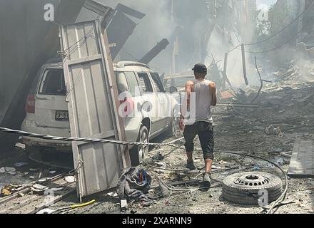 Nuseirat, Gaza. Juni 2024. Ein Palästinenser geht durch einen Schutt, nachdem israelische Spezialkräfte am Samstag, den 8. Juni 2024, im Lager Nuseirat im zentralen Gazastreifen operiert haben. Die israelische Armee sagte, dass vier israelische Geiseln während der Rettungsmission aus Gaza gerettet wurden. Foto: Hatem Al-Rawag/UPI Credit: UPI/Alamy Live News Stockfoto