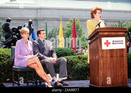 Die Präsidentin des amerikanischen Roten Kreuzes Elizabeth Dole, rechts, hält Anmerkungen, als Diana, die Prinzessin von Wales, links, und Ken Rutherford, Mitbegründer des Landmine Survivors Network, Center, während einer Ankündigung über das Verbot von Landminen im Hauptquartier des amerikanischen Roten Kreuzes, 17. Juni 1997, in Washington, D.C. zuhören Stockfoto