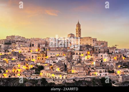 Matera, Italien, alte Stadt auf einem Hügel in der Region Basilikata bei Sonnenaufgang. Stockfoto