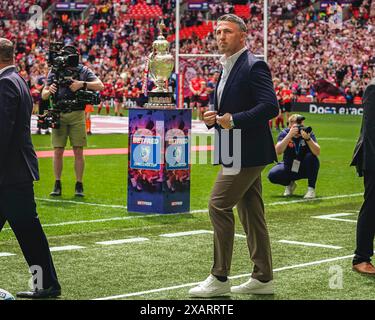 Wembley, London, Großbritannien. Juni 2024. Das Finale des Betfred Challenge Cup Rugby: Warrington Wolves vs. Wigan Warriors im Wembley Stadium. Sam Burgess geht vor dem Finale des Challenge Cup auf das Feld, mit der Trophäe im Hintergrund. Credit James Giblin Photography/Alamy Live News. Stockfoto