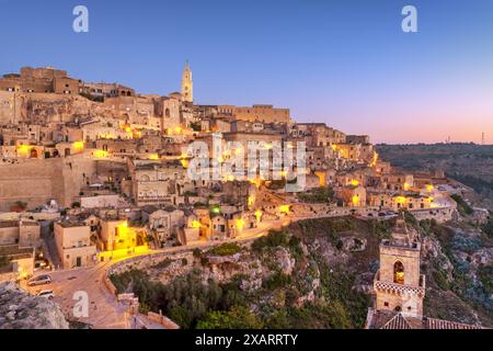 Matera, Italien, am Canyon in der Dämmerung. Stockfoto