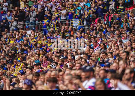 Wembley, London, Großbritannien. Juni 2024. Das Finale des Betfred Challenge Cup Rugby: Warrington Wolves vs. Wigan Warriors im Wembley Stadium. Warrington Wolves Fans bei Wembely während des Challenge Cup Finales 2024. Credit James Giblin Photography/Alamy Live News. Stockfoto