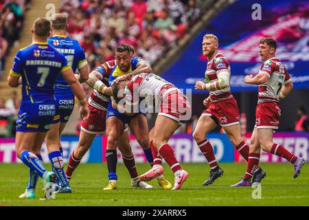 Wembley, London, Großbritannien. Juni 2024. Das Finale des Betfred Challenge Cup Rugby: Warrington Wolves vs. Wigan Warriors im Wembley Stadium. Paul Vaughan wird von Brad O'Neil und Harry Smith angegriffen. Credit James Giblin Photography/Alamy Live News. Stockfoto