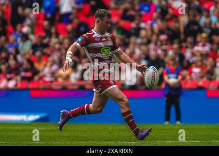 Wembley, London, Großbritannien. Juni 2024. Das Finale des Betfred Challenge Cup Rugby: Warrington Wolves vs. Wigan Warriors im Wembley Stadium. Harry Smith macht beim letzten Tackle einen Kick, während Wigan mehr Druck auf die Warrington-Linie ausübt. Credit James Giblin Photography/Alamy Live News. Stockfoto