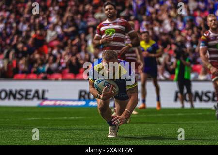 Wembley, London, Großbritannien. Juni 2024. Das Finale des Betfred Challenge Cup Rugby: Warrington Wolves vs. Wigan Warriors im Wembley Stadium. Matt Duftty versucht Warrington in Wembely. Credit James Giblin Photography/Alamy Live News. Stockfoto