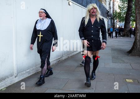 London, Großbritannien. 8. Juni 2024. Glückliche, aber müde verkleidete Fans, die das Rugby-League-Team der Wigan Warriors unterstützen, werden nach dem Finale des Betfred Challenge Cup im Wembley Stadium in Whitehall gesehen. Endpunktzahl Warrington Wolves 8 – Wigan Warriors 18. Quelle: Stephen Chung / Alamy Live News Stockfoto