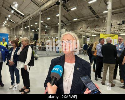 Fine Gael Senatorin Regina Doherty, Kandidatin für das Europäische Parlament, sprach während der Wahlen zu den Kommunal- und Europawahlen vor den Medien beim RDS in Dublin. Bilddatum: Samstag, 8. Juni 2024. Stockfoto