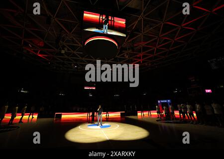 Saenger singt die deutsche Nationalhymne. GER, FC Bayern Basketball vs. Alba Berlin, Basketball, 1.Bundesliga, Playoffs, Finale Spiel 1, Saison 2023/2024, 08.06.2024, Foto: Eibner-Pressefoto/Marcel Engelbrecht Stockfoto