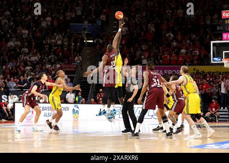 Tip Off der Partie. GER, FC Bayern Basketball vs. Alba Berlin, Basketball, 1.Bundesliga, Playoffs, Finale Spiel 1, Saison 2023/2024, 08.06.2024, Foto: Eibner-Pressefoto/Marcel Engelbrecht Stockfoto