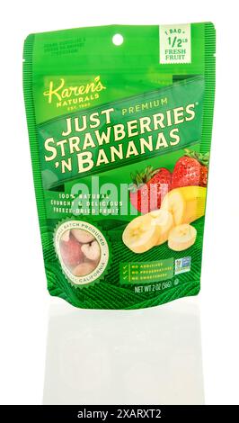 Winneconne, WI - 27. April 2024: Ein Paket von Karens Naturals Just Erdbeeren und Bananen gefriergetrockneter Snack auf einem isolierten Hintergrund. Stockfoto