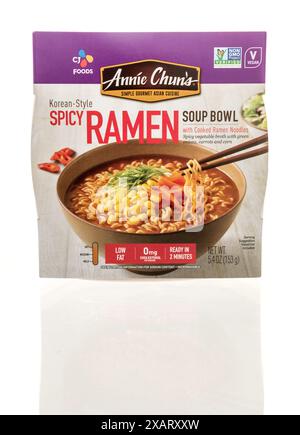 Winneconne, WI - 27. April 2024: Ein Paket mit Annie Chuns scharfer Ramen-Suppenschüssel im koreanischen Stil auf einem isolierten Hintergrund. Stockfoto