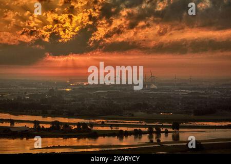 Niedrige Teile der Auen des Rheins und der IJssel sind überschwemmt. Durch extreme Regenfälle stieg der Wasserstand in den Flüssen in den Niederlanden an und sie werden in dieser Jahreszeit normalerweise hoch. Stockfoto