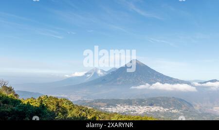 Vulkane Agua acatenango und fuego in guatemala an einem sonnigen Tag von pacaya aus gesehen. Stockfoto