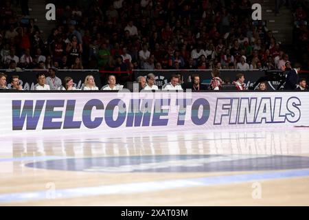 Werbebande mit Schriftzug „Welcome to Finals.“ GER, FC Bayern Basketball vs. Alba Berlin, Basketball, 1.Bundesliga, Playoffs, Finale Spiel 1, Saison 2023/2024, 08.06.2024, Foto: Eibner-Pressefoto/Marcel Engelbrecht Stockfoto