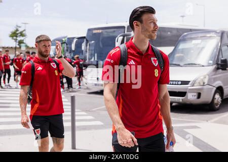 LAGOS, PORTUGAL - 08. JUNI 2024: Kieffer Moore aus Wales und das walisische Team fliegen zum Flughafen, um am 9. Juni vor dem bevorstehenden internationalen Freundschaftsspiel gegen die Slowakei im Stadion von Anton Malatinský in der Slowakei in die Slowakei zu fliegen. (Bild von John Smith/FAW) Stockfoto