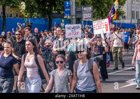 Demonstration in Leipzig. Mehr als 15000 Menschen ziehen am Samstag vor der Europawahl durch die Innenstadt von Leipzig um gegen Rechtsruck und Faschismus zu demonstrieren. Hand in Hand Demo *** Demonstration in Leipzig mehr als 15.000 Menschen marschierten am Samstag vor den Europawahlen durch die Leipziger Innenstadt, um gegen den Rechtsruck und den Faschismus Hand in Hand Demo zu demonstrieren Stockfoto