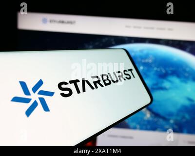 Smartphone mit Logo der amerikanischen Risikokapitalgesellschaft Starburst Aerospace Ltd. Vor der Website. Fokussieren Sie sich auf die linke Mitte des Telefondisplays. Stockfoto