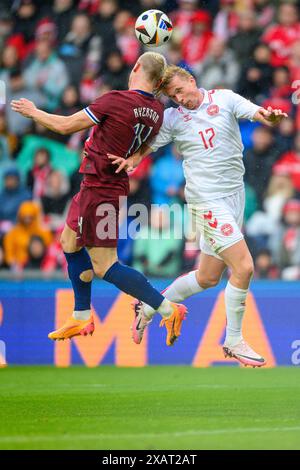 Brondby, Dänemark. 8. Juni 2024. Bild links nach rechts, 14 (NOR) - Julian Ryerson, 17 (DEN) - Victor Kristiansen beim Internationalen Fußballspiel Dänemark gegen Norwegen - 8. Juni 2024 - Parken, Kopenhagen. Quelle: Michael Barrett Boesen/Alamy Live News Stockfoto