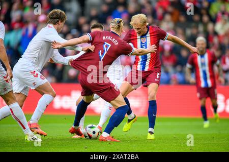 Brondby, Dänemark. 8. Juni 2024. Bild links nach rechts, 2 (DEN) - Joachim Andersen, 9 (NOR) - Erling Haaland beim Internationalen Fußballspiel Dänemark gegen Norwegen - 8. Juni 2024 - Parken, Kopenhagen. Quelle: Michael Barrett Boesen/Alamy Live News Stockfoto