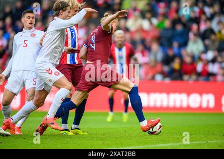 Brondby, Dänemark. 8. Juni 2024. Bild links nach rechts, 2 (DEN) - Joachim Andersen, 9 (NOR) - Erling Haaland beim Internationalen Fußballspiel Dänemark gegen Norwegen - 8. Juni 2024 - Parken, Kopenhagen. Quelle: Michael Barrett Boesen/Alamy Live News Stockfoto