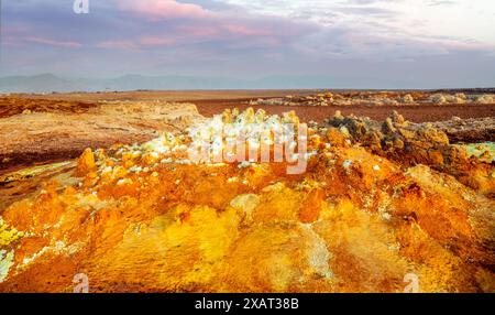 Ungewöhnliche Schwefelmineralbildung mit vulkanischer Landschaft in der Wüste der Danakil-Depression, Afar-Region, Äthiopien Stockfoto