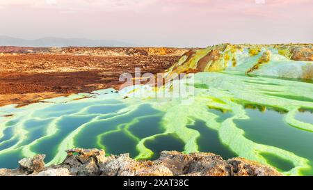 Farbenfrohe grüne vulkanische Seeterrassen und gelbe Schwefelmineralien, Wüste Danakil Depression, Region Afar, Äthiopien Stockfoto