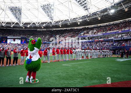 Die Teams stellen sich am ersten Tag des Spiels der MLB London Series im London Stadium auf. Bilddatum: Samstag, 8. Juni 2024. Stockfoto