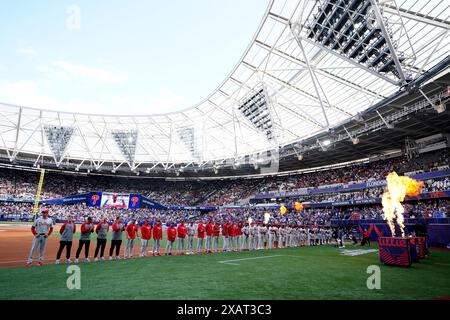 Die Teams stellen sich am ersten Tag des Spiels der MLB London Series im London Stadium auf. Bilddatum: Samstag, 8. Juni 2024. Stockfoto