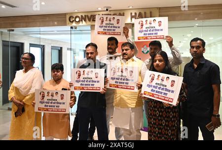 Neu-Delhi, Indien. Juni 2024. NEW DELHI, INDIEN - 8. JUNI: Kongressmitarbeiter und Unterstützer halten Plakatforderungen Kongressabgeordneter Rahul Gandhi Oppositionsführer in Lok Sabha während der Sitzung des erweiterten Kongressarbeitsausschusses im Ashoka Hotel am 8. Juni 2024 in Neu-Delhi, Indien. Das erweiterte Congress Working Committee (CWC), das höchste Exekutivforum der Partei, verabschiedete am Samstag einstimmig eine Resolution, um ihren ehemaligen Chef Rahul Gandhi zum Oppositionsführer in der Lok Sabha zu ernennen. (Foto: Sonu Mehta/Hindustan Times/SIPA USA Credit: SIPA USA/Alamy Live News Stockfoto