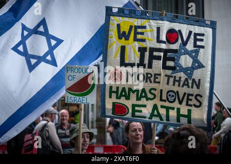 London, Großbritannien. Juni 2024. Pro-israelische Unterstützer veranstalten eine Gegendemonstration gegen den pro-palästinensischen massenmarsch durch London und fordern ein Ende des brutalen Konflikts im Gaza-Streifen und für britische politische Parteien, die Waffenlieferungen an Israel einzustellen. Guy Corbishley/Alamy Live News Stockfoto