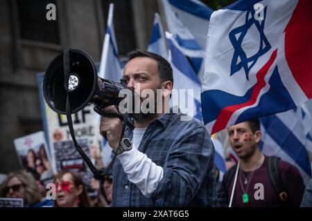 London, Großbritannien. Juni 2024. Pro-israelische Unterstützer veranstalten eine Gegendemonstration gegen den pro-palästinensischen massenmarsch durch London und fordern ein Ende des brutalen Konflikts im Gaza-Streifen und für britische politische Parteien, die Waffenlieferungen an Israel einzustellen. Guy Corbishley/Alamy Live News Stockfoto