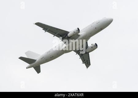 BERLIN - 05. JUNI 2024: Das Schmalraumflugzeug Airbus A320-232 von Eurowings. Stockfoto