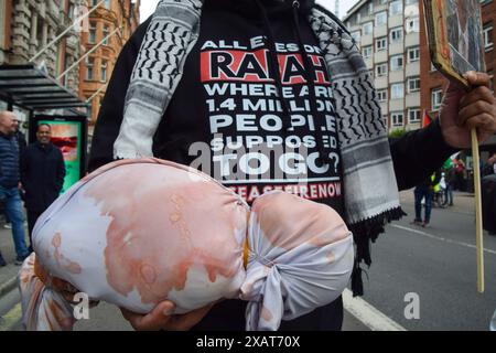 London, Großbritannien. Juni 2024. Demonstranten am Russell Square. Tausende von Menschen marschierten in Solidarität mit Palästina und forderten einen Waffenstillstand, während Israel seine Angriffe auf Gaza fortsetzt. Quelle: Vuk Valcic/Alamy Live News Stockfoto