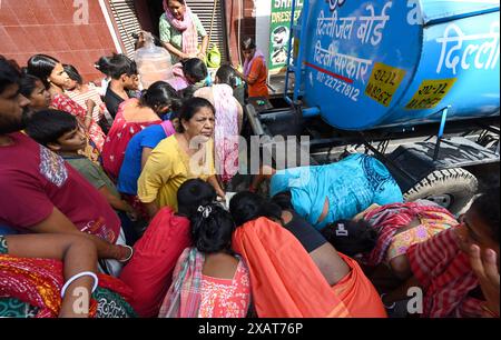 Neu-Delhi, Indien. Juni 2024. NEW DELHI, INDIEN - 8. JUNI: Menschen, die Wasser aus einem Versorgungswassertanker der Regierung von Delhi während einer Hitzewelle im Gebiet von New Ashok Nagar am 8. Juni 2024 in Neu-Delhi, Indien, füllen. (Foto: Raj K Raj/Hindustan Times/SIPA USA) Credit: SIPA USA/Alamy Live News Stockfoto