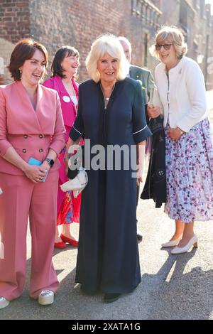 Vicki Perrin (links), CEO des Queen's Reading Room Literary Festival, begrüßt Königin Camilla, die von Fiona Mary Petty-Fitzmaurice, Marchioness of Lansdowne (rechts) begleitet wird, als sie zu einem Empfang mit Autoren, Schauspielern und Literaturliebhabern beim Queen's Reading Room Literary Festival im Hampton Court Palace ankommt. Bilddatum: Samstag, 8. Juni 2024. Stockfoto