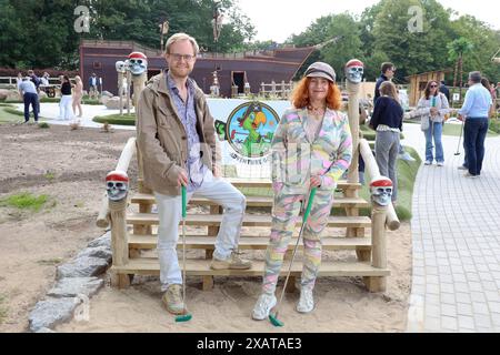 Schauspielerin Christiane Leuchtmann verheiratet mit Hans Peter Korff mit Sohn Johannes, Pirateninsel, Minigolf Adventure Anlage, Eröffnungsfeier am 8.6.2024 auf dem Gelände vom Golfclub Hamburg gut Waldhof in Kisdorf zwischen Hamburg und Bad Segeberg, Schleswig-Holstein *** Schauspielerin Christiane Leuchtmann verheiratet mit Hans Peter Korff mit Sohn Johannes, Pirateninsel, Minigolfabenteuerkurs, Eröffnungsfeier am 8. 6 2024 auf dem Gelände des Golfclubs Hamburg gut Waldhof in Kisdorf zwischen Hamburg und Bad Segeberg, Schleswig Holstein Stockfoto