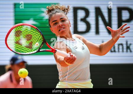 Paris, Frankreich, Frankreich. Juni 2024. Jasmine PAOLINI von Italien während des vierzehnten Tages der Roland-Garros 2024, French Open 2024, Grand Slam Tennis Turnier im Roland-Garros Stadion am 8. Juni 2024 in Paris, Frankreich. (Kreditbild: © Matthieu Mirville/ZUMA Press Wire) NUR REDAKTIONELLE VERWENDUNG! Nicht für kommerzielle ZWECKE! Stockfoto