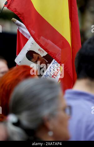 Madrid, Königreich Spanien; 06/08/2024.- hundert Menschen beten den katholischen Rosenkranz in der Ferraz-Straße in Madrid, wo sich der Sitz der Sozialistischen Arbeiterpartei (PSOE) befindet. Der Oberste Gerichtshof von Madrid (TSJM) genehmigte eine Kundgebung, um „die rosary vor dem PSOE-Hauptquartier in der Ferraz-Straße in der Hauptstadt zu beten, während des Tages der Reflexion und am Sonntag selbst, wenn die Europawahlen stattfinden. Die Genehmigung des Rosenkranzes in Ferraz am Tag der Reflexion: Eine Entscheidung, die den Wahlausschuss mit einem Sprecher korrigiert, der ein hoher Beamter der PP war. Die s Stockfoto