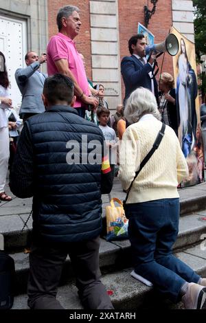 Madrid, Königreich Spanien; 06/08/2024.- hundert Menschen beten den katholischen Rosenkranz in der Ferraz-Straße in Madrid, wo sich der Sitz der Sozialistischen Arbeiterpartei (PSOE) befindet. Der Oberste Gerichtshof von Madrid (TSJM) genehmigte eine Kundgebung, um „die rosary vor dem PSOE-Hauptquartier in der Ferraz-Straße in der Hauptstadt zu beten, während des Tages der Reflexion und am Sonntag selbst, wenn die Europawahlen stattfinden. Die Genehmigung des Rosenkranzes in Ferraz am Tag der Reflexion: Eine Entscheidung, die den Wahlausschuss mit einem Sprecher korrigiert, der ein hoher Beamter der PP war. Die s Stockfoto