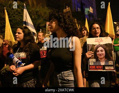 Jerusalem, Israel. Juni 2024. Israelis protestieren vor Premierminister Benjamin Netanjahus Residenz in Jerusalem, damit die Regierung am Samstag, den 8. Juni 2024, einen Deal zur Rückgabe aller Geiseln aus der Gefangenschaft in Gaza abschließt. Die israelischen Streitkräfte retteten heute vier Geiseln aus der Gefangenschaft der Hamas in einer gewagten Gazastreifoperation und gaben Noa Argamani, Almog Meir, Andrey Kozlov und Shlomi Ziv zurück. Foto: Debbie Hill/ Credit: UPI/Alamy Live News Stockfoto