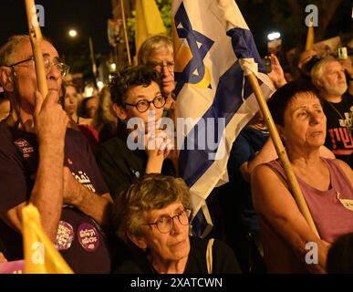 Jerusalem, Israel. Juni 2024. Israelis protestieren vor Premierminister Benjamin Netanjahus Residenz in Jerusalem, damit die Regierung am Samstag, den 8. Juni 2024, einen Deal zur Rückgabe aller Geiseln aus der Gefangenschaft in Gaza abschließt. Die israelischen Streitkräfte retteten heute vier Geiseln aus der Gefangenschaft der Hamas in einer gewagten Gazastreifoperation und gaben Noa Argamani, Almog Meir, Andrey Kozlov und Shlomi Ziv zurück. Foto: Debbie Hill/ Credit: UPI/Alamy Live News Stockfoto