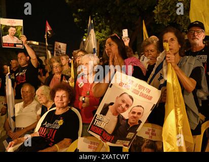 Jerusalem, Israel. Juni 2024. Israelis protestieren vor Premierminister Benjamin Netanjahus Residenz in Jerusalem, damit die Regierung am Samstag, den 8. Juni 2024, einen Deal zur Rückgabe aller Geiseln aus der Gefangenschaft in Gaza abschließt. Die israelischen Streitkräfte retteten heute vier Geiseln aus der Gefangenschaft der Hamas in einer gewagten Gazastreifoperation und gaben Noa Argamani, Almog Meir, Andrey Kozlov und Shlomi Ziv zurück. Foto: Debbie Hill/ Credit: UPI/Alamy Live News Stockfoto