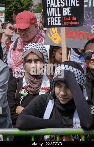 Zehntausende pro-palästinensische Demonstranten marschieren durch London 08 / 06 / 2024 Stockfoto