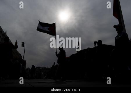 Santiago, Metropolitana, Chile. Juni 2024. Pro-palästinensische Demonstranten nehmen an einem Protest gegen israelische Angriffe auf Gaza in Santiago, Chile, Teil. (Kreditbild: © Matias Basualdo/ZUMA Press Wire) NUR REDAKTIONELLE VERWENDUNG! Nicht für kommerzielle ZWECKE! Stockfoto